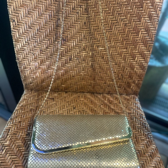La Regale Handbags - Vintage Gold Metal Mesh Evening Purse w Gold Shoulder Chain